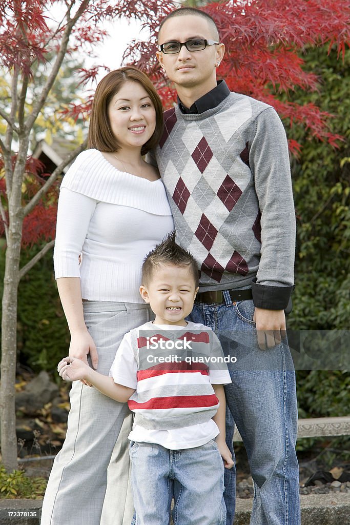 Asiatische junge Familie Porträt im Freien im Garten, - Lizenzfrei Ahorn Stock-Foto