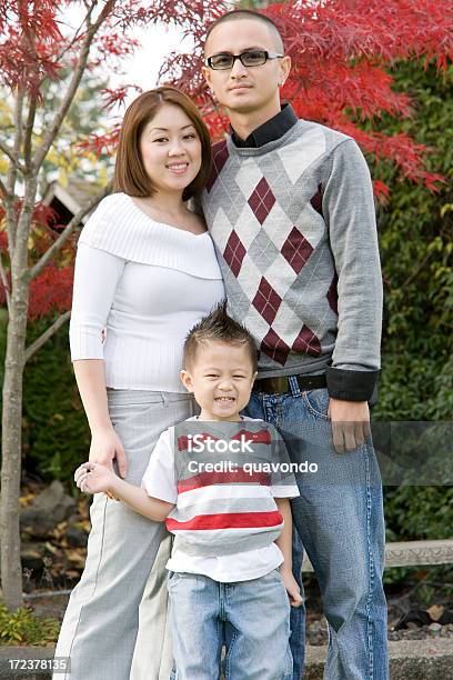 Asiatische Junge Familie Porträt Im Freien Im Garten Stockfoto und mehr Bilder von Ahorn