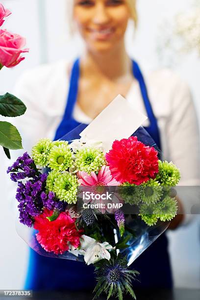 Belo Bouquet De Flores No Centro De Jardim - Fotografias de stock e mais imagens de Adulto - Adulto, Beleza, Bouquet