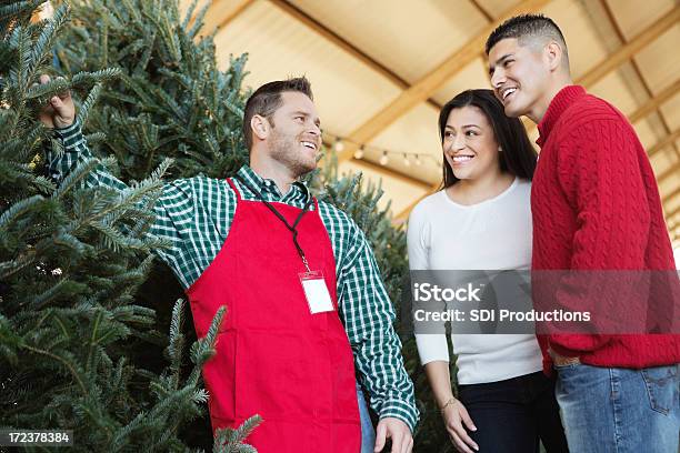 販売担当者によって購買クリスマスツリーのカップル - エプロンのストックフォトや画像を多数ご用意 - エプロン, クリスマス, クリスマスツリー