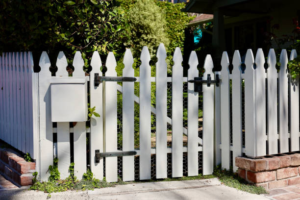 istock Old fashioned white wood picket fence 1723784824