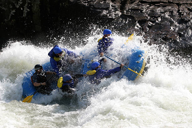 guía de whitewater - rafting white water rafting rapid river fotografías e imágenes de stock