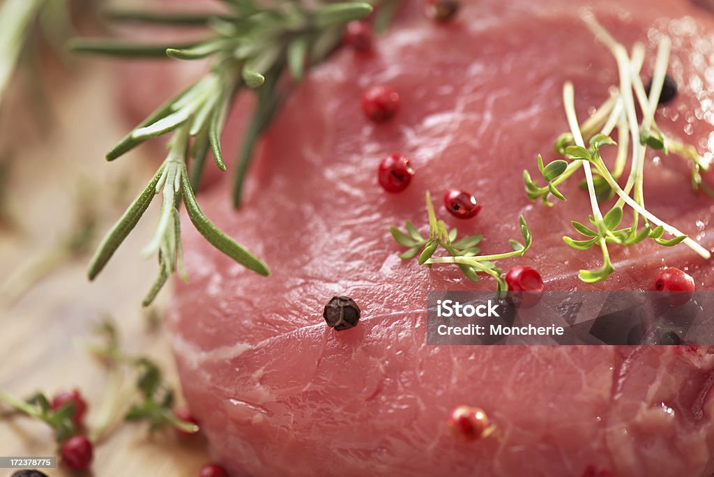 Bife de carne crua fresca e filés - Foto de stock de Agrião-da-terra royalty-free