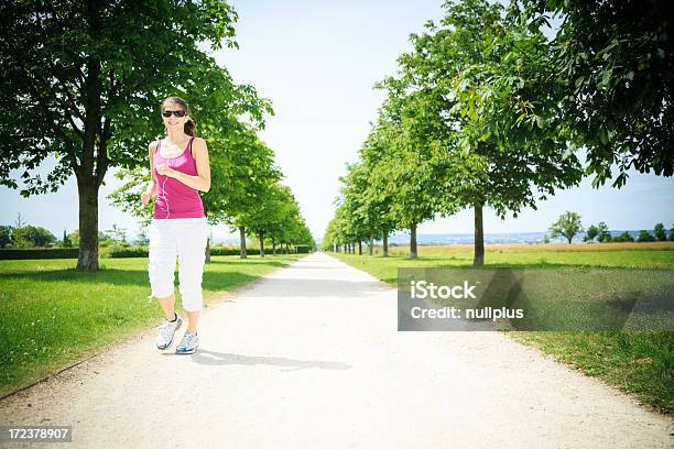 Jovem Mulher Jogging - Fotografias de stock e mais imagens de 20-29 Anos - 20-29 Anos, Adulto, Alemanha