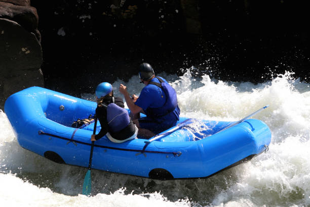 riding la parte superior - extreme sports rafting team sport white water rafting fotografías e imágenes de stock