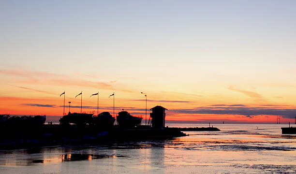 港に沈む夕日 - klagshamn ストックフォトと画像