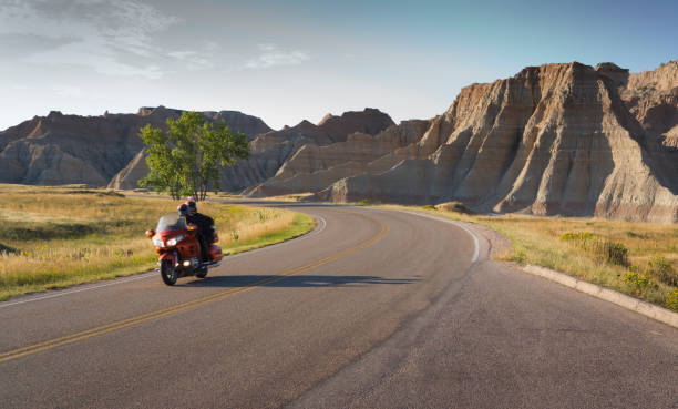 мотоцикл экскурсий biker riding в неплодородная почва южная дакота пейзаж - badlands prairie landscape badlands national park стоковые фото и изображения