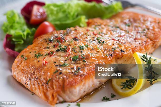 Filetto Di Salmone - Fotografie stock e altre immagini di Filetto - Filetto, Salmone - Frutto di mare, Alla griglia