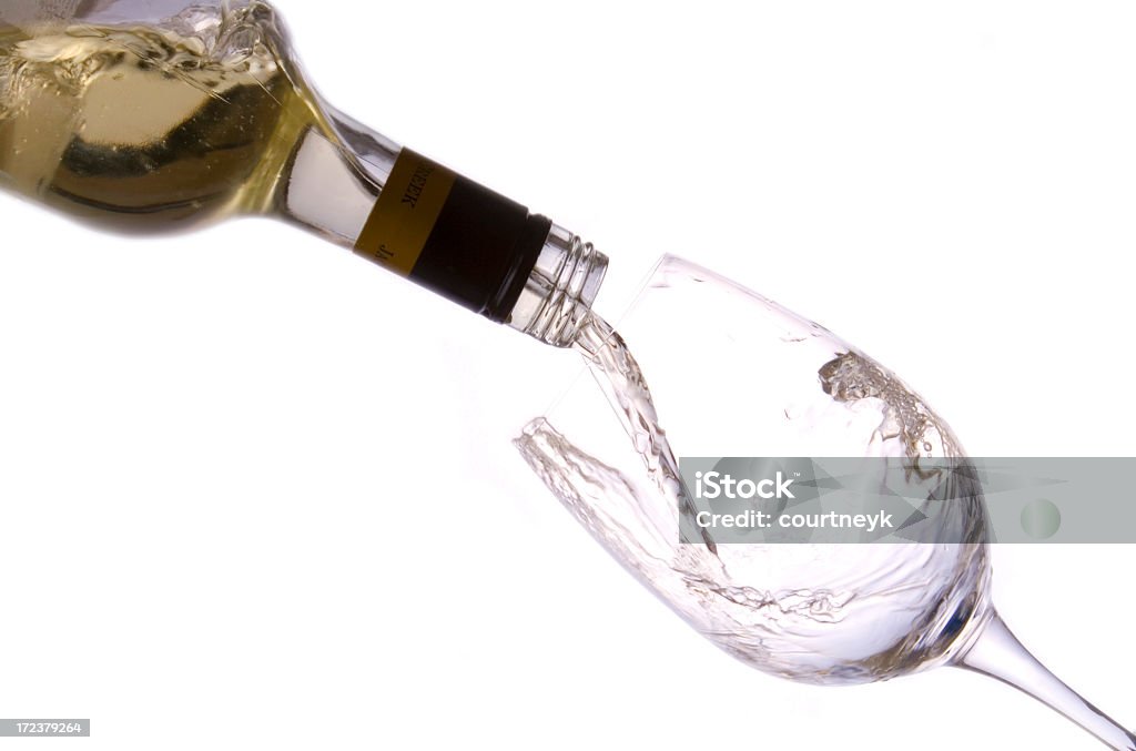 Białe wino być wlane do szkła - Zbiór zdjęć royalty-free (Alkohol - napój)