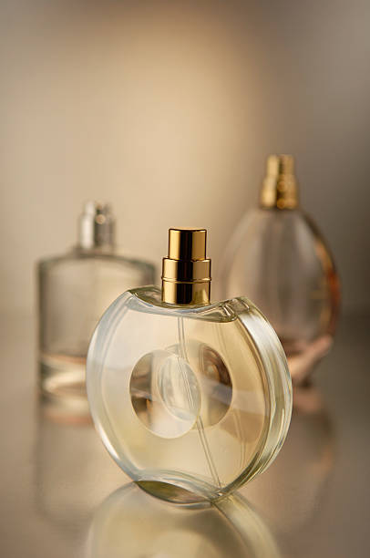 botellas de perfume - perfume bottle scented cosmetics fotografías e imágenes de stock
