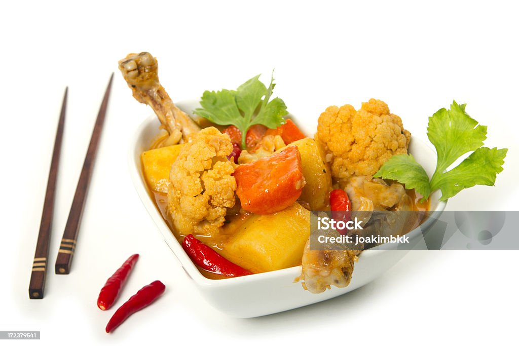 Piatto di curry di pollo con patate e Cavolfiore su bianco - Foto stock royalty-free di Al vapore