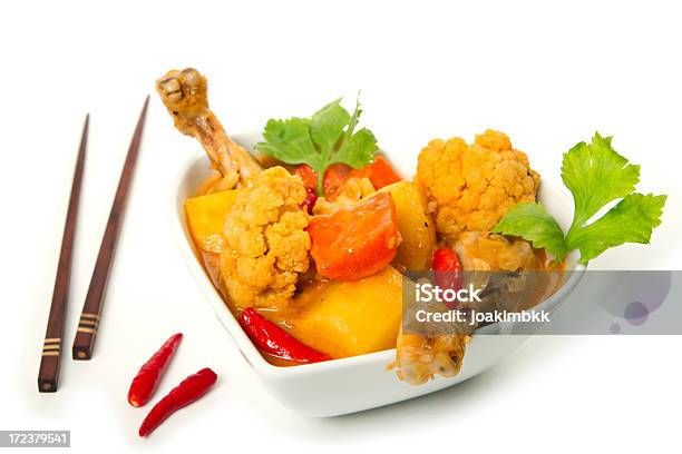 Piatto Di Curry Di Pollo Con Patate E Cavolfiore Su Bianco - Fotografie stock e altre immagini di Al vapore