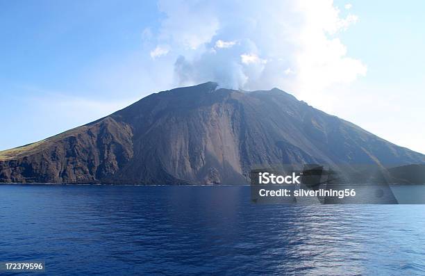 Vulcano - Fotografie stock e altre immagini di Isola di Stromboli - Isola di Stromboli, Acqua, Ambientazione esterna