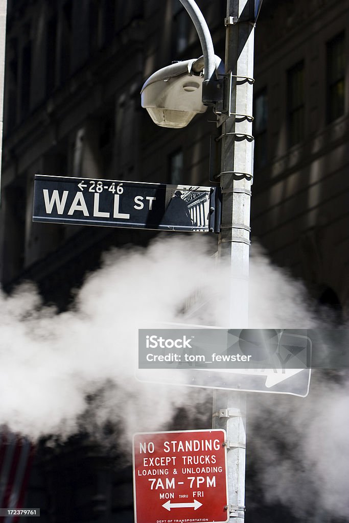월 스트리트 팻말 둘러싸인 연료증기 - 로열티 프리 0명 스톡 사진