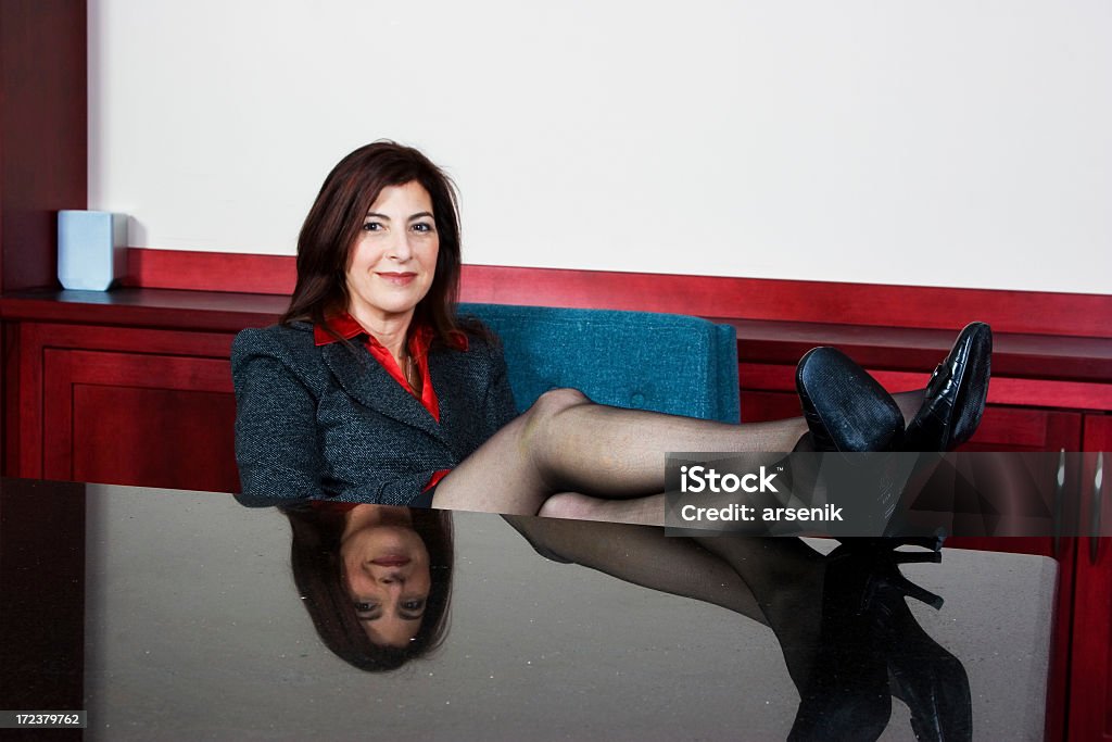 여유로운 여성 CEO 직장에서 - 로열티 프리 40-44세 스톡 사진