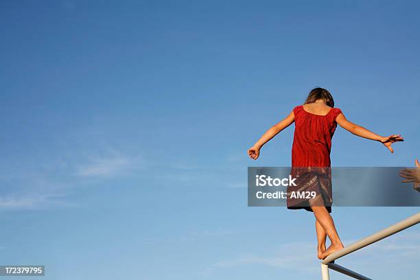 Pomoc Equilibry - zdjęcia stockowe i więcej obrazów Ryzyko - Ryzyko, Zaufanie, Drążek gimnastyczny - sprzęt do gimnastyki