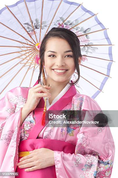 Retrato De Jovem Mulher Com Guardachuva No Kimono Dress - Fotografias de stock e mais imagens de Adulto
