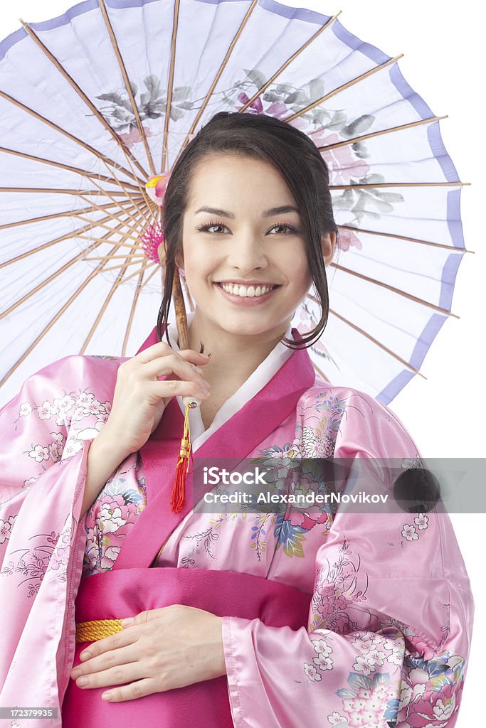 Портрет молодая женщина с зонтиком в платье-кимоно. - Стоковые фото Азиатская культура роялти-фри