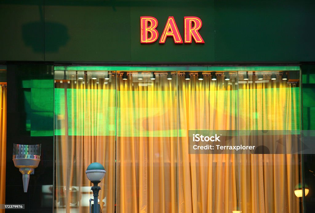 Placa de Neon Bar acima da janela - Foto de stock de Bar royalty-free