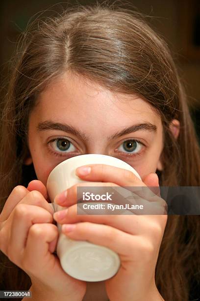 Young Womans Eyes Echar Un Vistazo Entre Detrás De Una Taza De Café Foto de stock y más banco de imágenes de 14-15 años