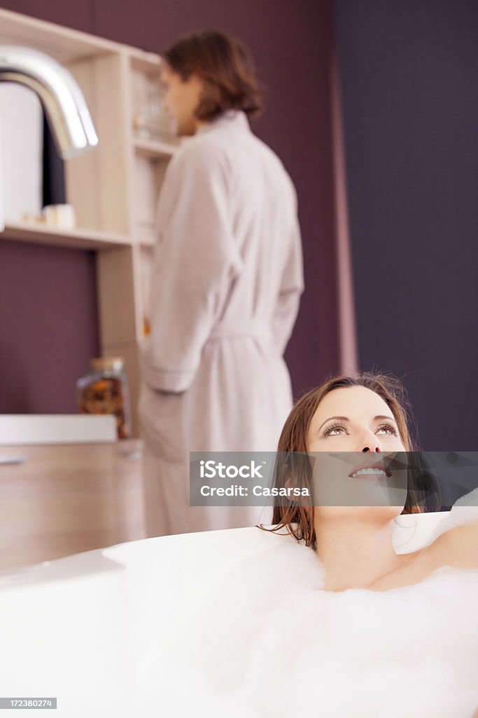 Mujer joven relajante en el baño - Foto de stock de 20 a 29 años libre de derechos