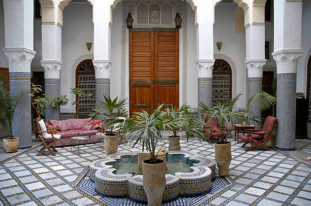 patio interior old riad en fez, marruecos - fountain house residential structure home interior fotografías e imágenes de stock