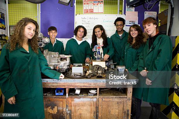 10 代の学生メカニック学校 - 機械工のストックフォトや画像を多数ご用意 - 機械工, 女子高生, 中高生