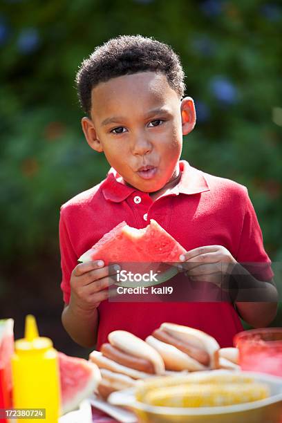 Photo libre de droit de Petit Garçon Manger De Piquenique banque d'images et plus d'images libres de droit de 4-5 ans - 4-5 ans, Afro-américain, Aliment