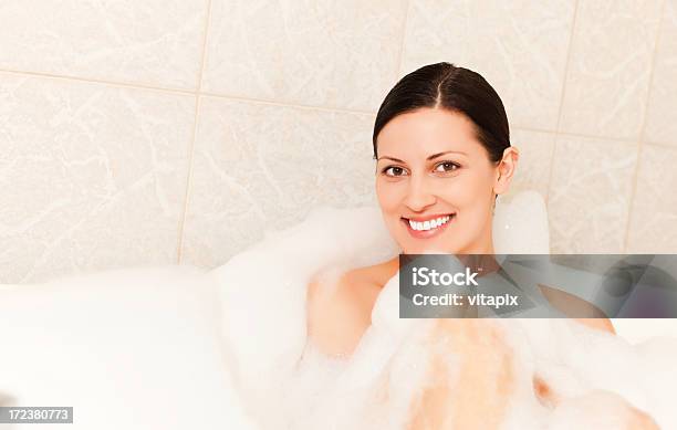 Woman Ejoying のバブルバス - 1人のストックフォトや画像を多数ご用意 - 1人, 30代, お手洗い