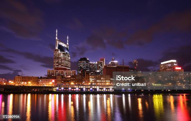 A La Vista De Los Edificios De Nashville Foto de stock y más banco de imágenes de Nashville - Nashville, Panorama urbano, Agua