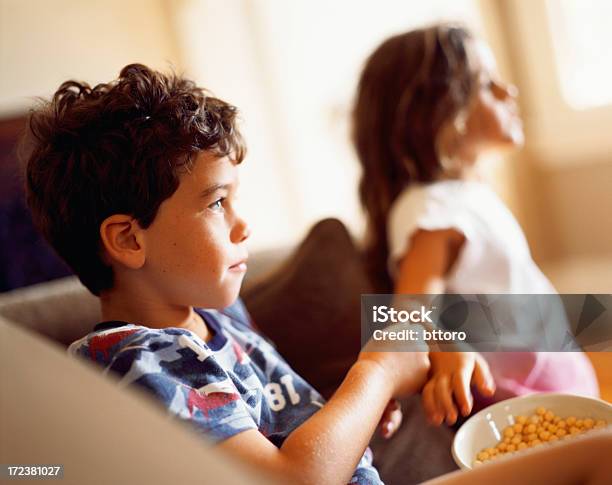 동생이요 자매 식사 시리얼 먹기에 대한 스톡 사진 및 기타 이미지 - 먹기, 아침식사 시리얼, TV 보기