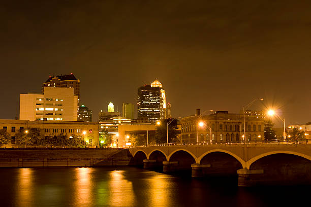 vida nocturna - iowa des moines bridge night fotografías e imágenes de stock