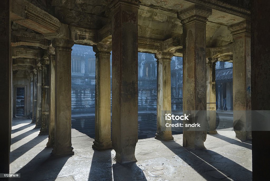 Ангкор-Ват-интерьер с колоннами - Стоковые фото Азия роялти-фри