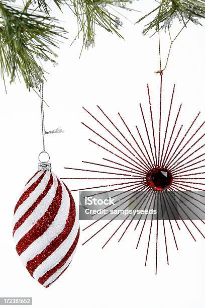 Decorando A Árvore - Fotografias de stock e mais imagens de Bola de Árvore de Natal - Bola de Árvore de Natal, Comemoração - Evento, Decorar