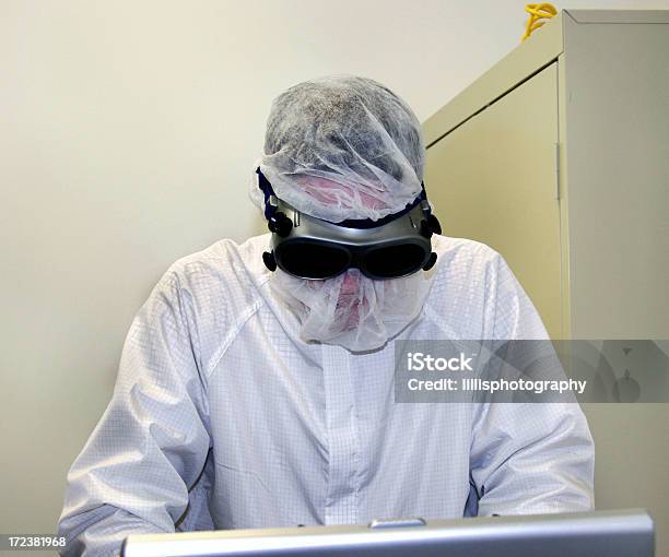 Cientista Trabalhando Em Uma Sala Limpa - Fotografias de stock e mais imagens de Adulto - Adulto, Avental, Branco