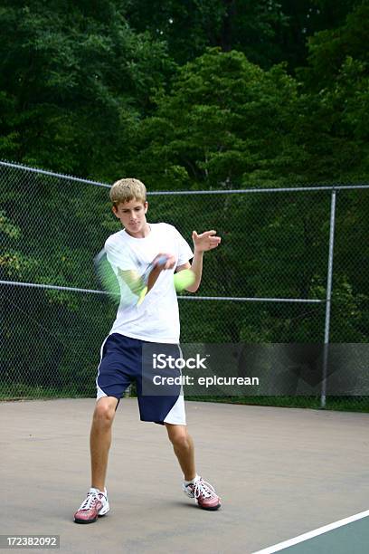 Tenis Player Huśtać Się - zdjęcia stockowe i więcej obrazów Chłopcy - Chłopcy, Granie, Kort
