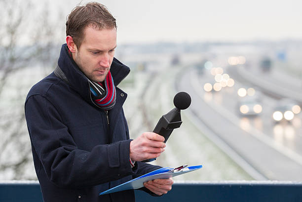 hombre con la contaminación, cerca de la autopista - sistema de medición de volumen fotografías e imágenes de stock