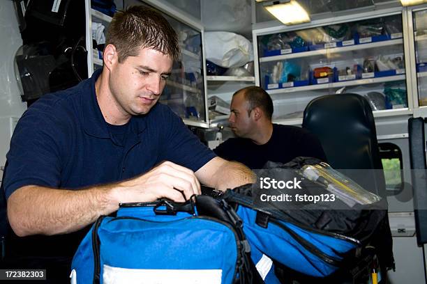 Emts ます男性 Paramedics 救急車医療機器でチェックします - バッグのストックフォトや画像を多数ご用意 - バッグ, 事故・災害, 準備