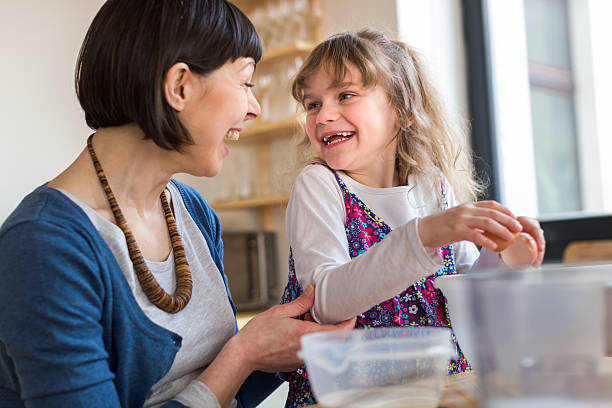 madre e hija cocinar juntos una tarta - family germany baking berlin germany fotografías e imágenes de stock