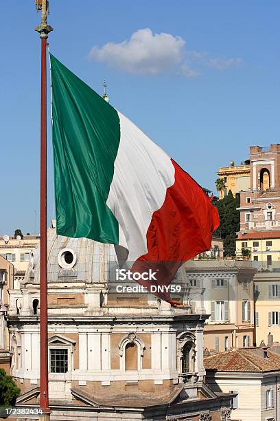 Bandera Italiana Foto de stock y más banco de imágenes de Bandera - Bandera, Bandera Italiana, Ciudades capitales