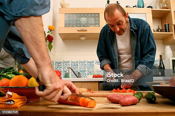 Foto de O Que Eles Estão Preparando e mais fotos de stock de Adulto - Adulto, Adulto de idade mediana, Alimentação Saudável