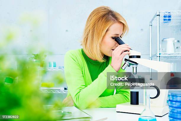 생물학자 루킹 통해 현미경 30-34세에 대한 스톡 사진 및 기타 이미지 - 30-34세, STEM-주제, 개발