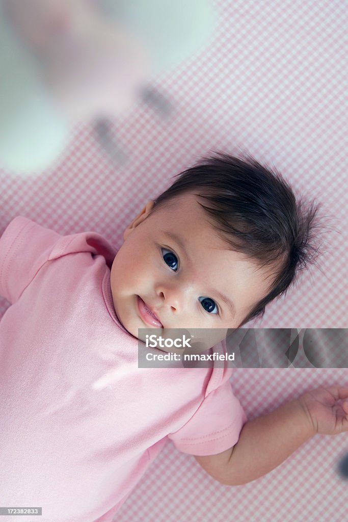 Bambino in culla con cellulare - Foto stock royalty-free di A quadri