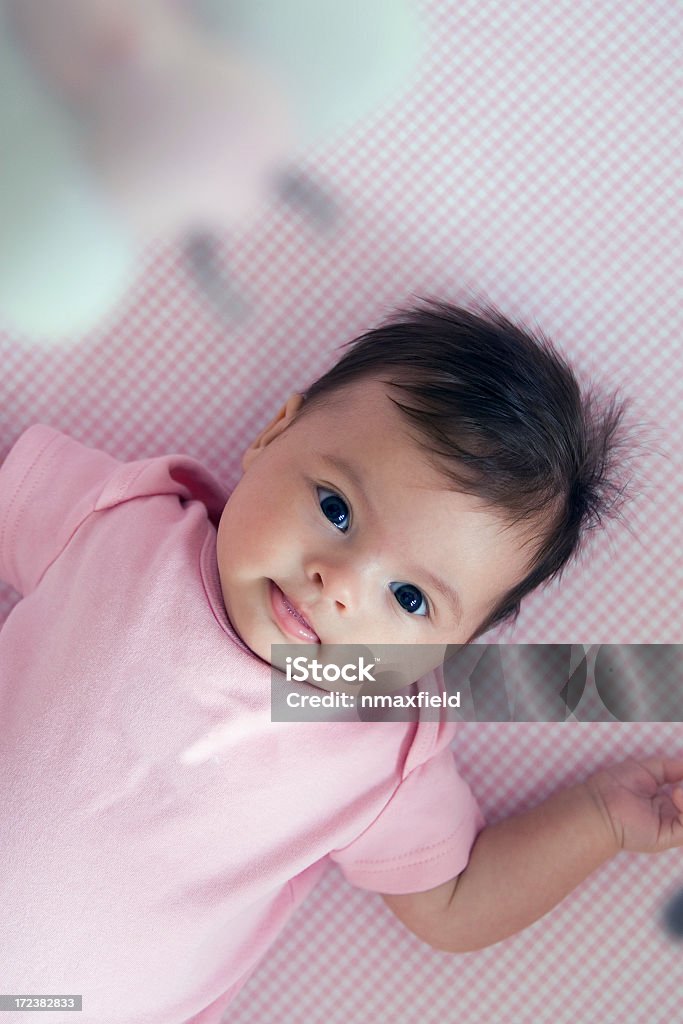 Bebê de berço com celular - Foto de stock de Bebê royalty-free