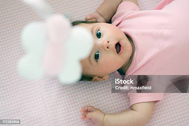 Bambino Sorridente Al Cellulare - Fotografie stock e altre immagini di Bebé - Bebé, Giostrina per culla, A quadri