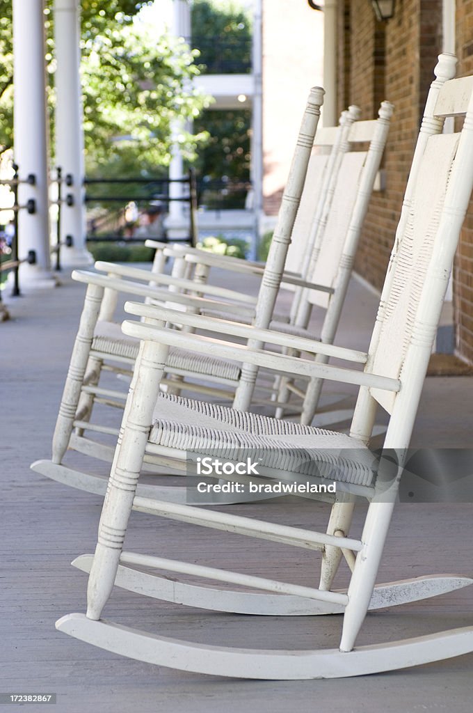 Белый Качание стулья - Стоковые фото Без людей роялти-фри