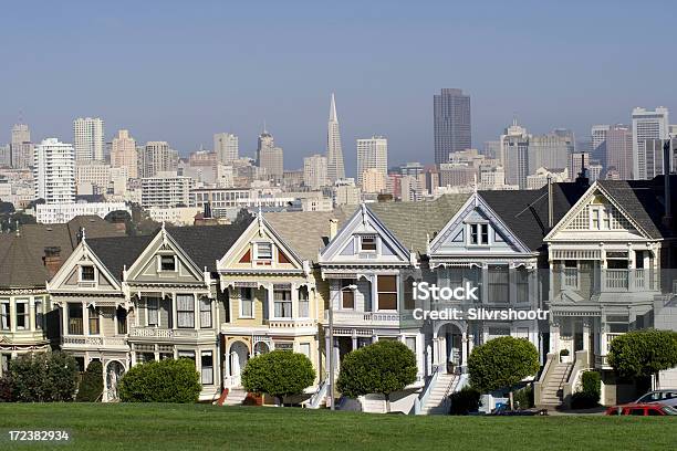 Foto de Alamo Square Com Horizonte De São Francisco e mais fotos de stock de Mission District - Mission District, Arquitetura, Arranha-céu