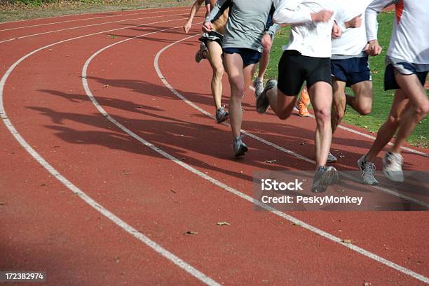 Atletas De Corrida Na Pista De Corrida Vermelho - Fotografias de stock e mais imagens de Acabar - Acabar, Correr, Fim