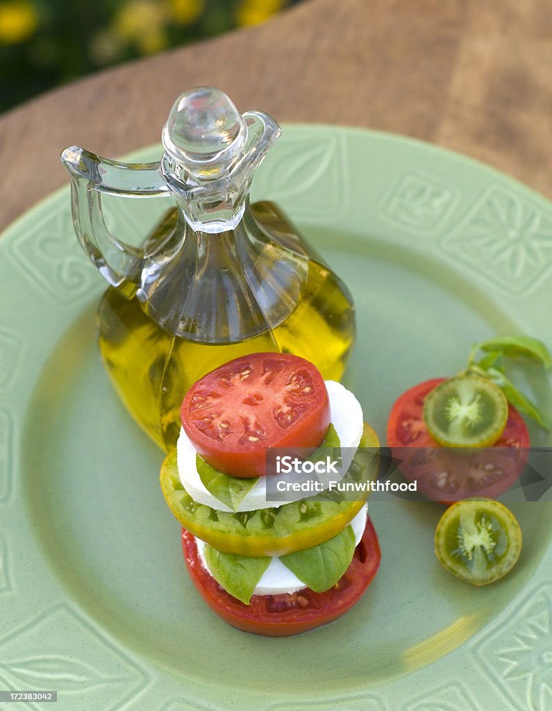 Fresco, tomate orgânico tipo Heirloom salada Caprese: Produto local & azeite de oliva - Foto de stock de Alimentação Saudável royalty-free