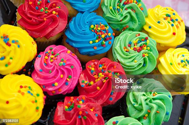 Cupcakes - Fotografie stock e altre immagini di Cupcake - Cupcake, Multicolore, Giallo